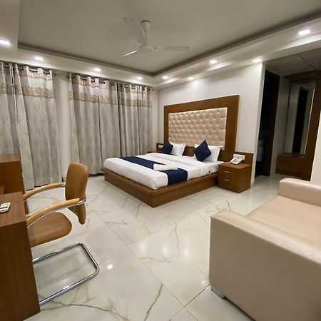 Hotel Leaf 9 Boutique, Near Golf Course Road And Galleria Market Gurgaon Buitenkant foto
